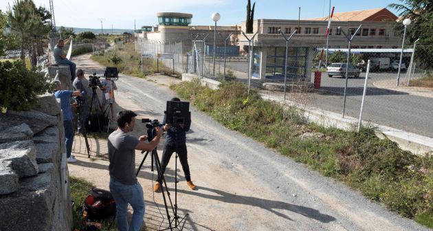 Medios de comunicación frente a la prisión abulense de Brieva Medios de comunicación frente a la prisión abulense de Brieva