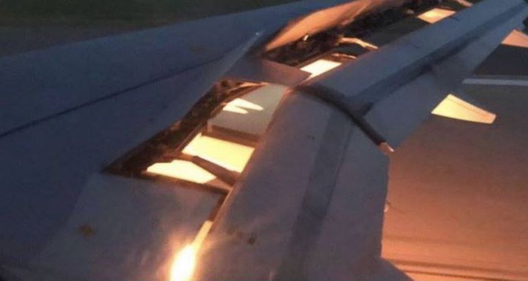 Una imagen del fuego en el ala del avión de Arabia Saudí Una imagen del fuego en el ala del avión de Arabia Saudí