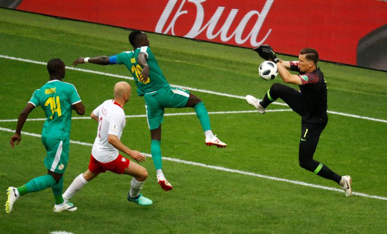 Mane acecha la portería de Polonia. Mane acecha la portería de Polonia.