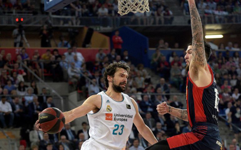Llull intenta un pase ante el pivot francés del Baskonia Kirolbet Llull intenta un pase ante el pivot francés del Baskonia Kirolbet