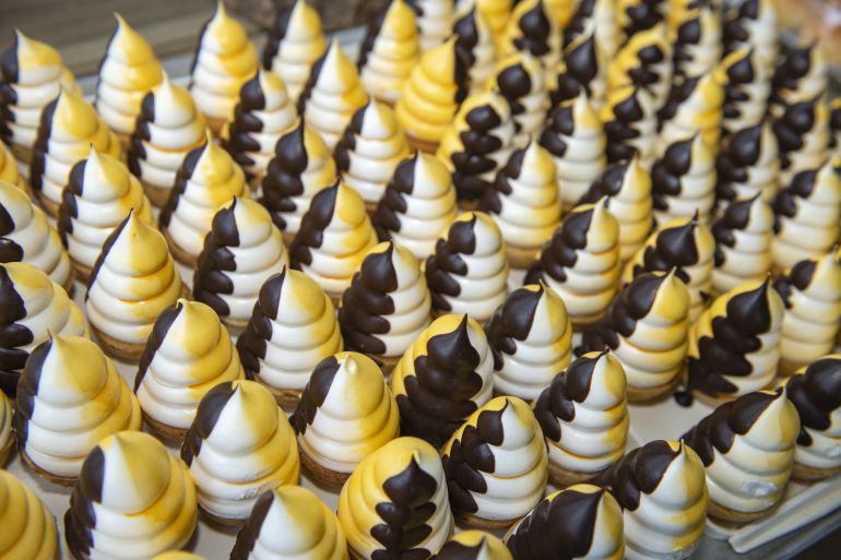 Los 50 mejores chefs del mundo han cenado este lunes en Axpe (Bizkaia) y de postre degustaron la carolina, uno de los dulces más típicos de Bilbao. Los 50 mejores chefs del mundo han cenado este lunes en Axpe (Bizkaia) y de postre degustaron la carolina, uno de los dulces más típicos de Bilbao.