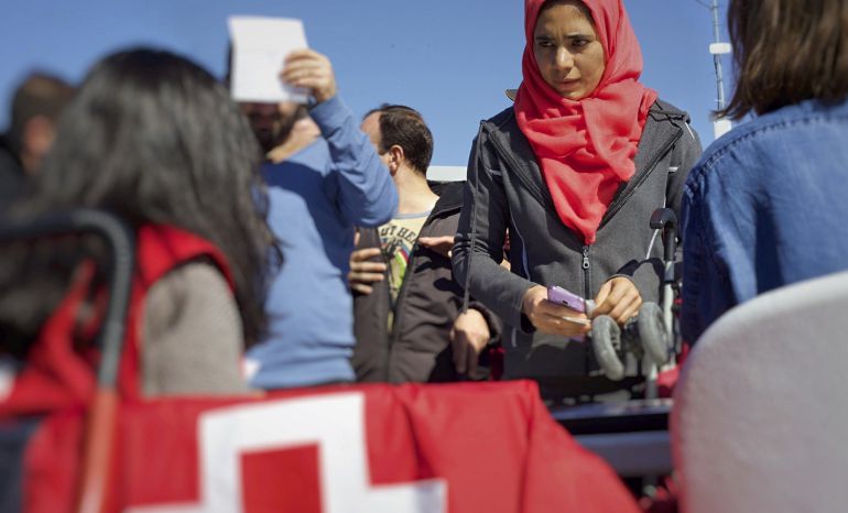 Voluntarios de Cruz Roja con refugiados Voluntarios de Cruz Roja con refugiados