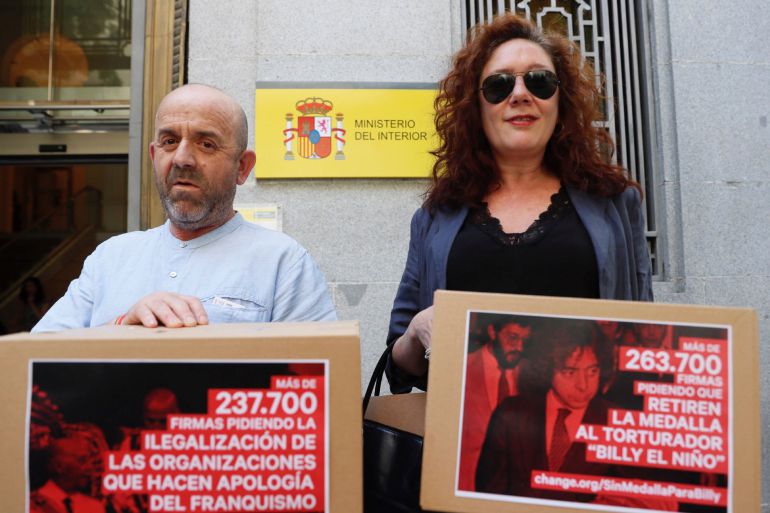 El portavoz de la Asociación para la Recuperación de la Memoria Histórica, Bonifacio Sánchez, y la periodista Cristina Fallarás, entregan en el Ministerio del Interior, 250.000 firmas para pedir la retirada de la condecoración al exinspector de la Brigada Político Social Juan Antonio González Pacheco, apodado Billy el Niño, y de otras 237.000 para solicitar la ilegalización de las organizaciones que hacen apología del franquismo. El portavoz de la Asociación para la Recuperación de la Memoria Histórica, Bonifacio Sánchez, y la periodista Cristina Fallarás, entregan en el Ministerio del Interior, 250.000 firmas para pedir la retirada de la condecoración al exinspector de la Brigada Político Social Juan Antonio González Pacheco, apodado Billy el Niño, y de otras 237.000 para solicitar la ilegalización de las organizaciones que hacen apología del franquismo.