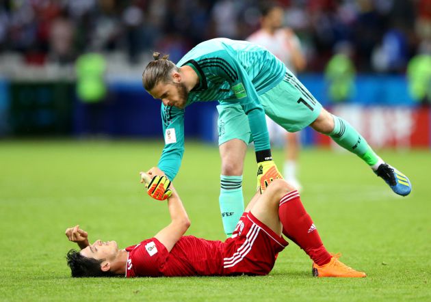 David de Gea saluda a Sardar Azmoun al término del encuentro. David de Gea saluda a Sardar Azmoun al término del encuentro.