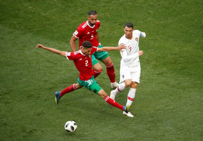 Cristiano Ronaldo disputa un balón con Achraf y Benatia. Cristiano Ronaldo disputa un balón con Achraf y Benatia.