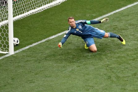 Neuer encaja el gol de Lozano. Neuer encaja el gol de Lozano.