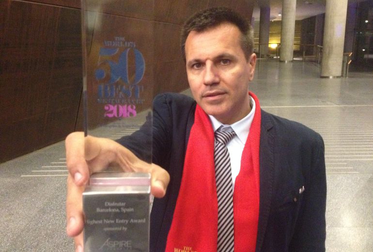 Oriol Castro, uno de los tres chefs del restaurante Disfrutar (Barcelona), con el premio a la entrada más fuerte (Highest New Entry Award). Oriol Castro, uno de los tres chefs del restaurante Disfrutar (Barcelona), con el premio a la entrada más fuerte (Highest New Entry Award).