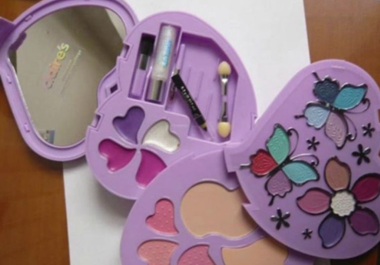 Kit de maquillaje retirado. Kit de maquillaje retirado.