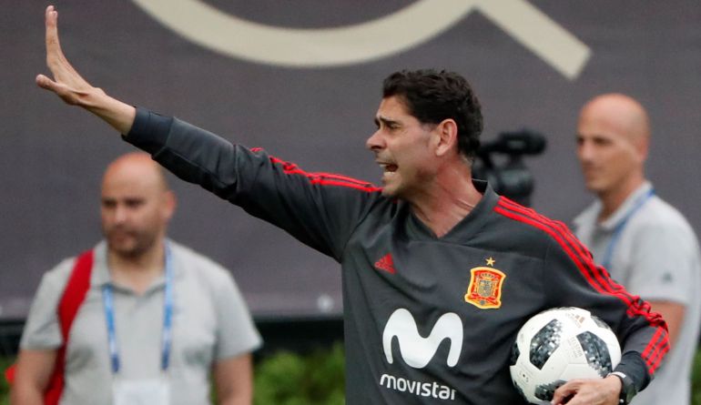 Fernando Hierro ordena a su equipo durante un entrenamiento en Krasnodar Fernando Hierro ordena a su equipo durante un entrenamiento en Krasnodar