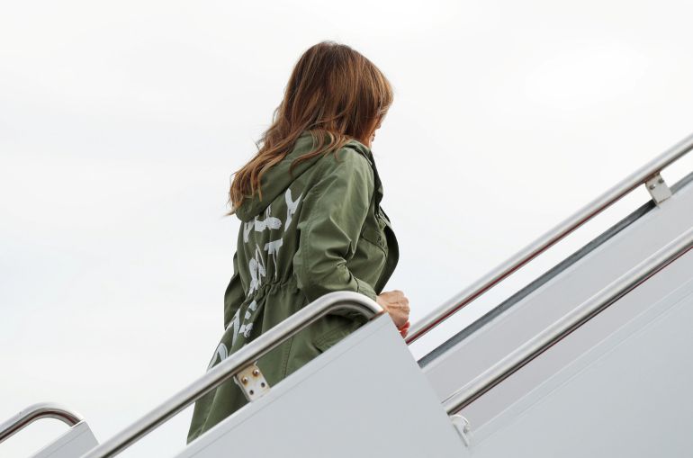 La chaqueta con la que Melania Trump ha subido al avión La chaqueta con la que Melania Trump ha subido al avión
