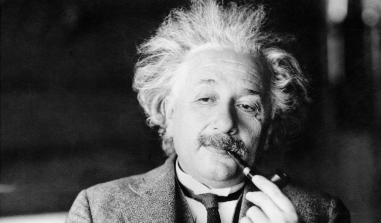 En 1915 Albert Einstein explicó cómo funciona la gravedad. En 1915 Albert Einstein explicó cómo funciona la gravedad.