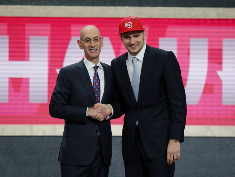 Luka Doncic saluda al comisionado David Stern Luka Doncic saluda al comisionado David Stern