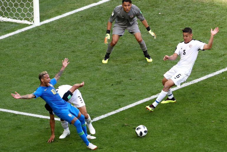 La caída de Neymar en el área de Costa Rica La caída de Neymar en el área de Costa Rica