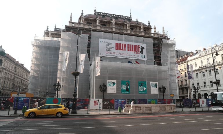 La Ópera de Budapest ha suspendido quince funciones del musical "Billy Elliot". La Ópera de Budapest ha suspendido quince funciones del musical "Billy Elliot".