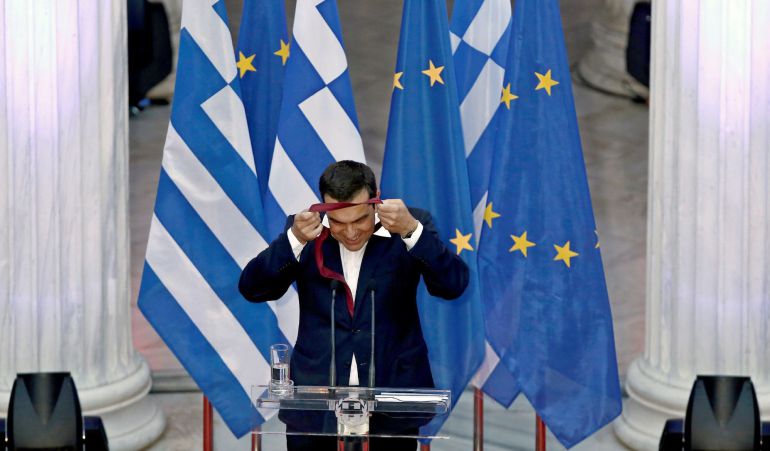 El primer ministro griego, Alexis Tsipras, ofrece una rueda de prensa mientras se pone una corbata, en Atenas. El primer ministro griego, Alexis Tsipras, ofrece una rueda de prensa mientras se pone una corbata, en Atenas.