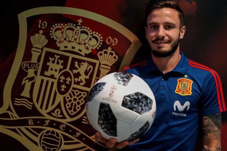 Saúl posa con un balón antes de atender a los medios Saúl posa con un balón antes de atender a los medios