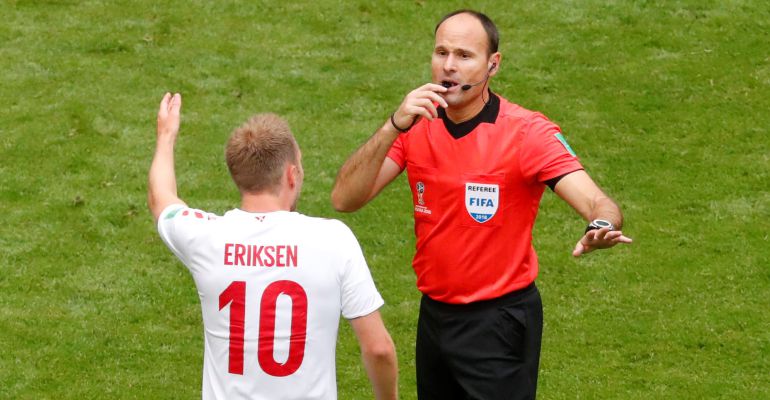 Mateu Lahoz, representante arbitral de España en el Mundial, frena una protesta de Eriksen Mateu Lahoz, representante arbitral de España en el Mundial, frena una protesta de Eriksen
