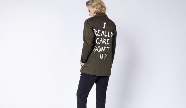 Fotografía cedida por Wildfang donde se muestra una gabardina que creó con el texto "Realmente sí me importa. ¿Y a ti?". Fotografía cedida por Wildfang donde se muestra una gabardina que creó con el texto "Realmente sí me importa. ¿Y a ti?".