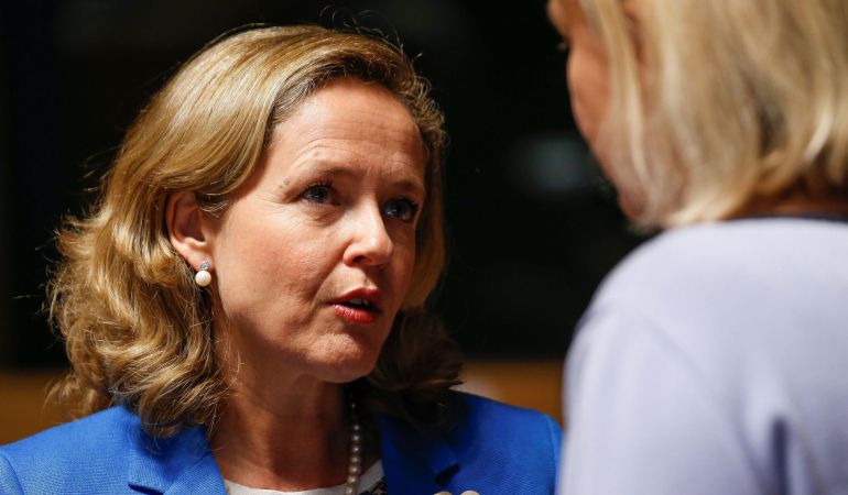 La ministra española de Economía, Nadia Calviño (izq), conversa con la ministra sueca de Finanzas, Magdalena Andersson, al inicio de la reunión de los ministros de Economía y Finanzas de la Unión Europea en Luxemburgo. La ministra española de Economía, Nadia Calviño (izq), conversa con la ministra sueca de Finanzas, Magdalena Andersson, al inicio de la reunión de los ministros de Economía y Finanzas de la Unión Europea en Luxemburgo.