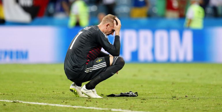 El portero Olsen se lamenta tras encajar el gol de la derrota en los últimos instantes El portero Olsen se lamenta tras encajar el gol de la derrota en los últimos instantes