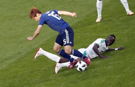 Mané y Osako luchan por un balón durante el partido Mané y Osako luchan por un balón durante el partido