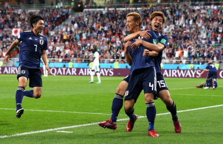 Honda celebra con sus compañeros el segundo gol de Japón Honda celebra con sus compañeros el segundo gol de Japón