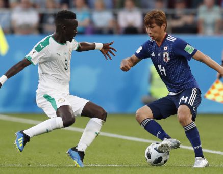 Inui se zafa de la defensa senegalesa en una jugada del partido