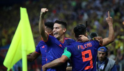 James y Falcao celebran el segundo gol de Colombia