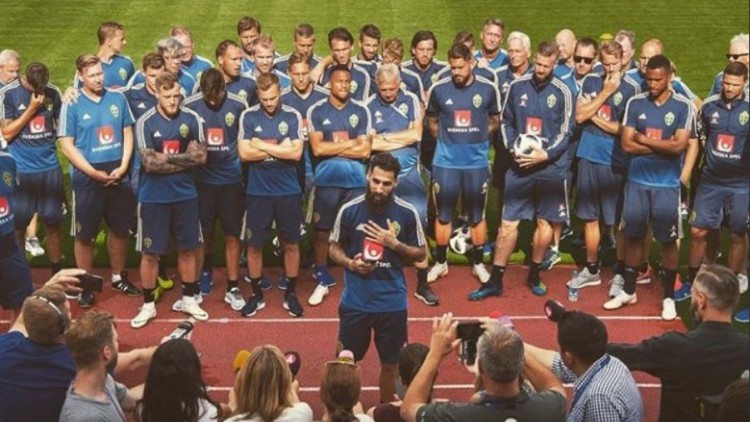 Durmaz, con sus compañeros de Suecia 