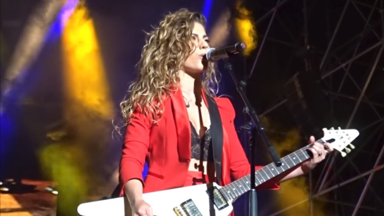 Miriam, de OT, durante el concierto en Pamplona