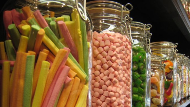 Reino Unido quiere prohibir la venta de dulces para evitar la obesidad infantil