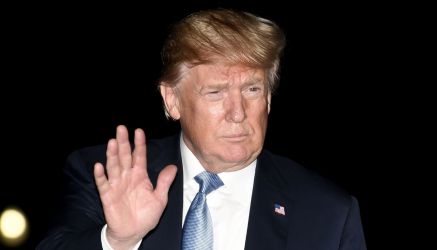 Donald Trump saluda a la prensa norteamericana