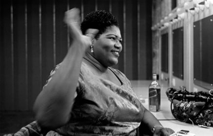 Big Mama Thornton fuma en su camerino durante la cuarta edición del American Folk Blues Festival, en Londres