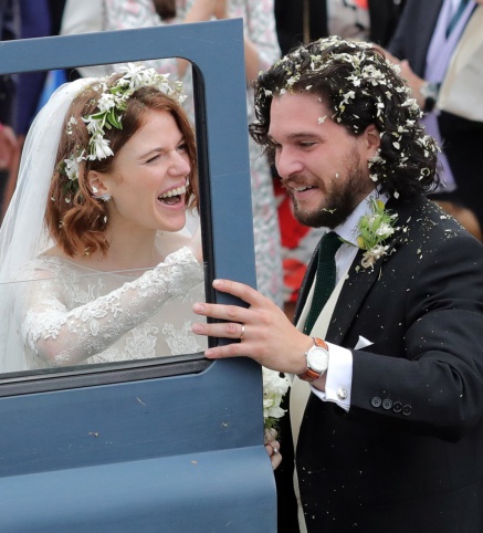 Kit Harrington y Rose Leslie en su boda en Rayne Church