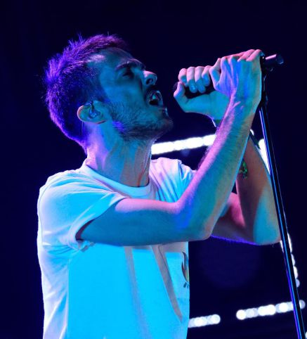 El cantante del grupo Vetusta Morla, Pucho, durante el concierto que han ofrecido esta noche ante 38.000 personas en la explanada exterior de la Caja Mágica de Madrid.