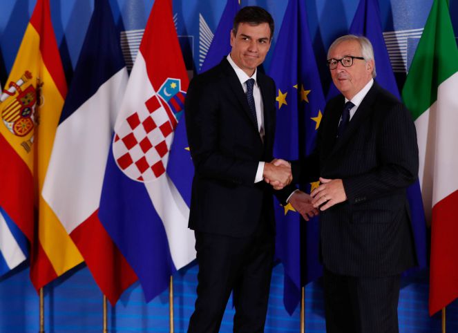Pedro Sanchez junto al presidente de la Comisión Eurropea, Jean-Claude Juncker