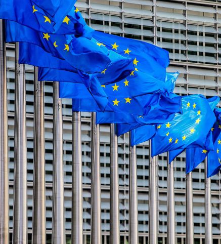 Banderas de la Unión Europea ondean ante la sede de la Comisión Europea en Bruselas (Bélgica) hoy, 21 de junio de 2018. La Comisión Europea (CE) pidió hoy a los Veintiocho explorar la creación de centros regionales de "desembarco" de inmigrantes en el Norte de África, de cara a la próxima cumbre de líderes en la que la migración irregular será uno de los temas centrales de la agenda.