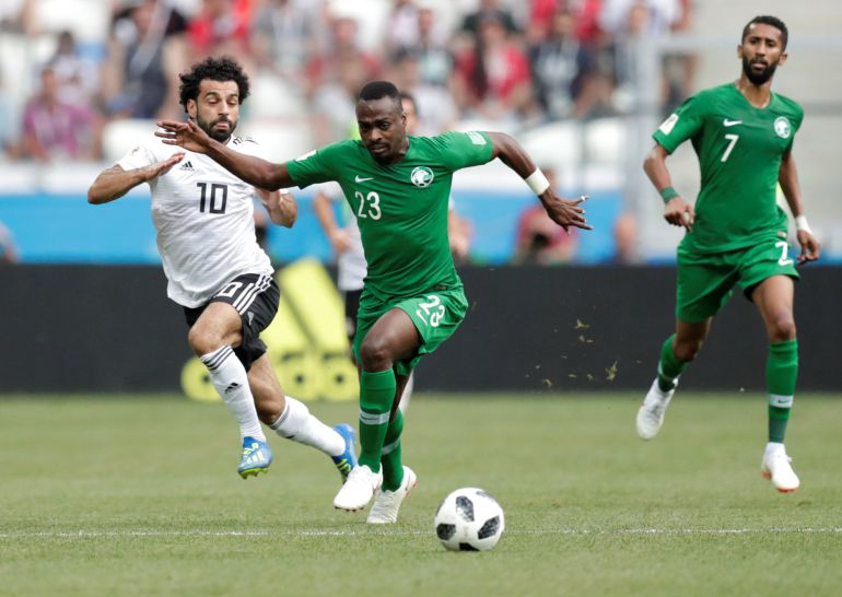 Motaz Hawsawi, con el balón ante Egipto Motaz Hawsawi, con el balón ante Egipto