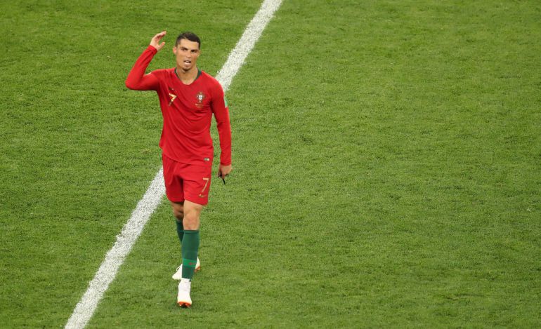 Cristiano Ronaldo, durante la revisión de la jugada Cristiano Ronaldo, durante la revisión de la jugada
