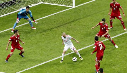 Silva, con el balón, rodeado de jugadores de Irán