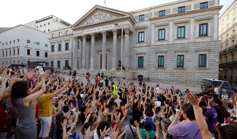 Varios miles de personas, en su mayoría mujeres, se concentran esta tarde en Madrid para mostrar su indignación por la decisión de la Audiencia de Navarra de conceder la libertad condicional bajo fianza a los cinco miembros de La Manada condenados a nueve años de prisión por abusar sexualmente de una joven en los Sanfermines de 2016. Varios miles de personas, en su mayoría mujeres, se concentran esta tarde en Madrid para mostrar su indignación por la decisión de la Audiencia de Navarra de conceder la libertad condicional bajo fianza a los cinco miembros de La Manada condenados a nueve años de prisión por abusar sexualmente de una joven en los Sanfermines de 2016.