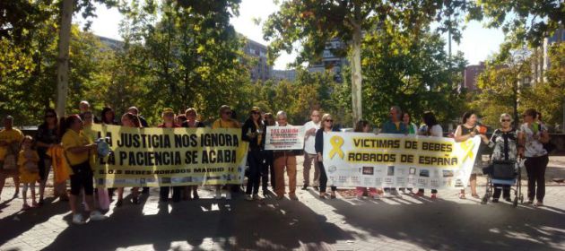 Concentración de víctimas del robo de bebés en Madrid Concentración de víctimas del robo de bebés en Madrid