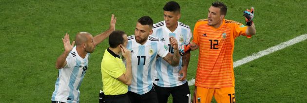 Mascehrano, indignado después de que Cakir señalase penalti Mascehrano, indignado después de que Cakir señalase penalti