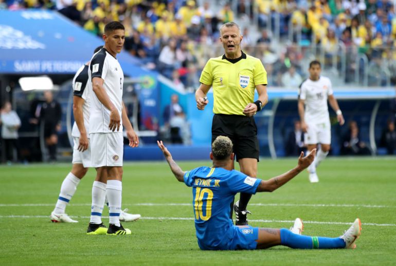 Neymar reclama penalti durante el encuentro entre Brasil y Costa Rica. Neymar reclama penalti durante el encuentro entre Brasil y Costa Rica.