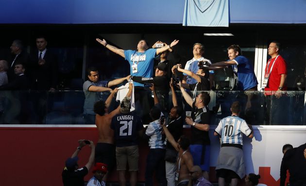 Maradona celebra el gol de Messi en San Petesburgo ante Nigeria Maradona celebra el gol de Messi en San Petesburgo ante Nigeria