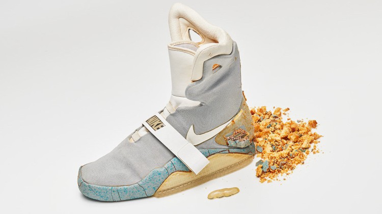 Sale a subasta una de la zapatillas con robocordones de 'Regreso al futuro II'