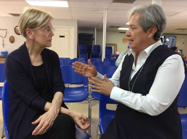 La senadora demócrata Elizabeth Warren y la hermana Norma Pimentel, directora del albergue La senadora demócrata Elizabeth Warren y la hermana Norma Pimentel, directora del albergue