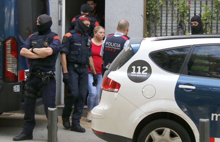 Los Mossos efectúan detenciones en un domicilio en Badalona. Los Mossos efectúan detenciones en un domicilio en Badalona.