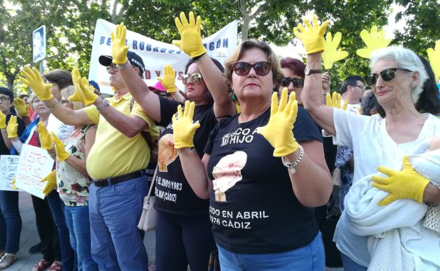 Manifestantes en apoyo de la denunciante Manifestantes en apoyo de la denunciante