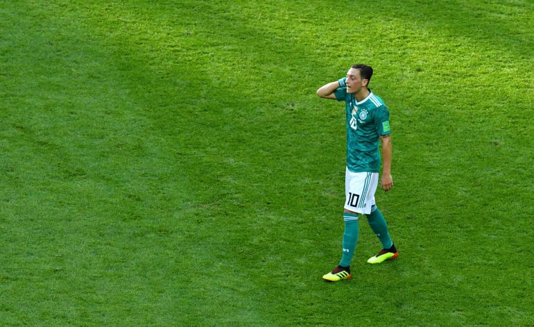 Özil, con la mano en la cabeza Özil, con la mano en la cabeza